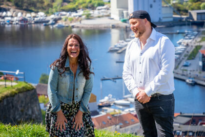 Katrine Moholt og Stian Staysman Thorbjørnsen leder Allsang på Grensen fra Fredriksten Festning i Halden i sommer. Foto Jan-Petter Dahl TV 2.